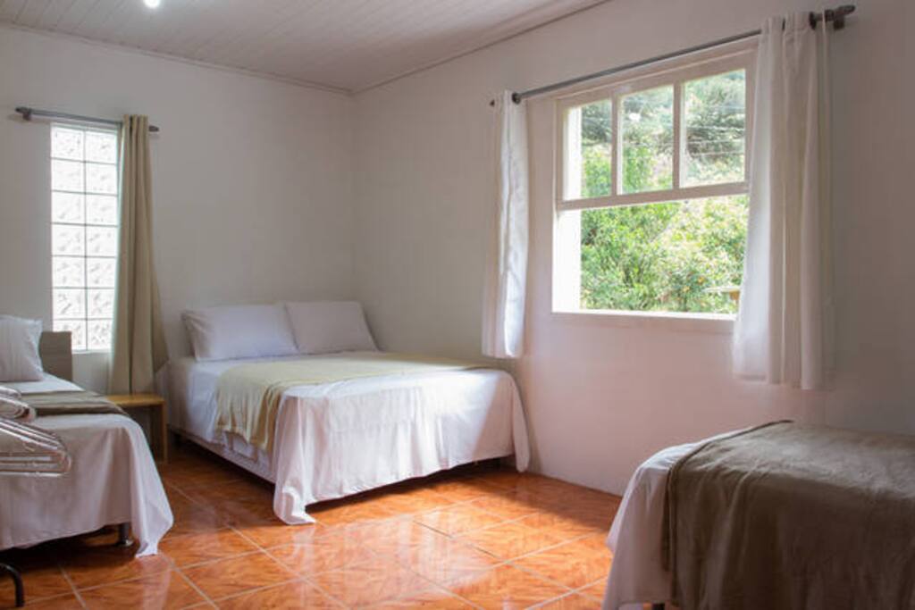 Quarto com 01 cama de casal, banheiro compartilhado. Incluso o café da manhã.