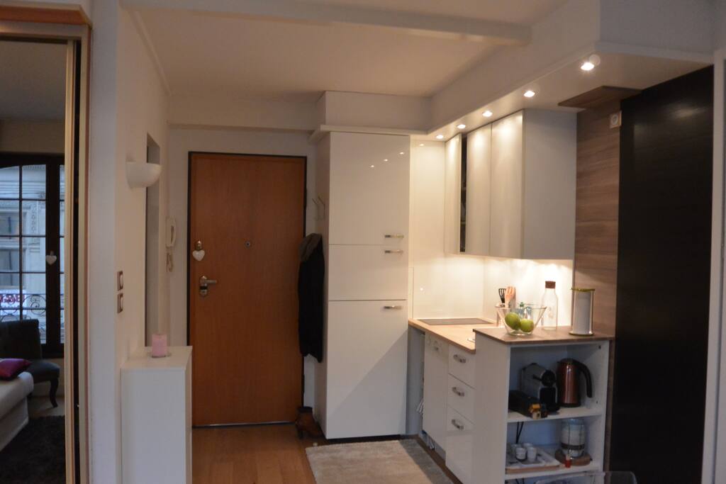 Vue sur l'entrée et la cuisine