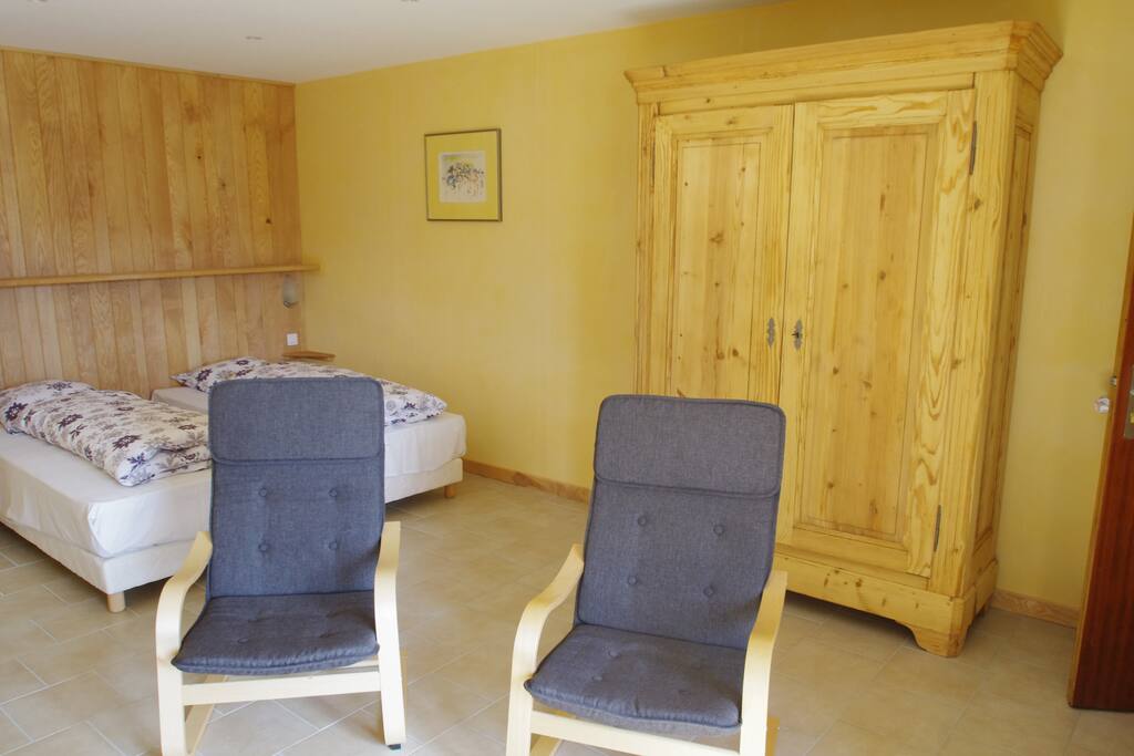 fauteuil confortable pour lire ou prendre un verre devant la vue panoramique