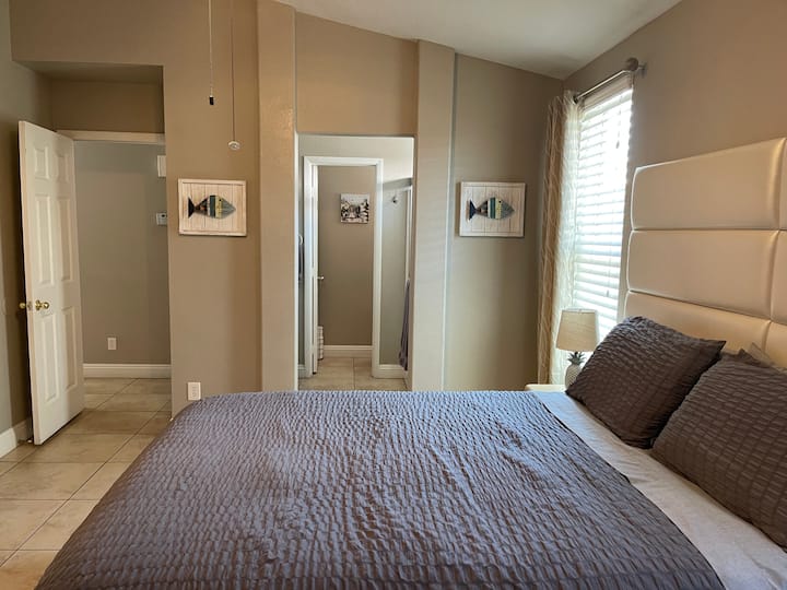 Მთავარი საძინებელი დამაკავშირებელი სააბაზანოთი და საშხაპით