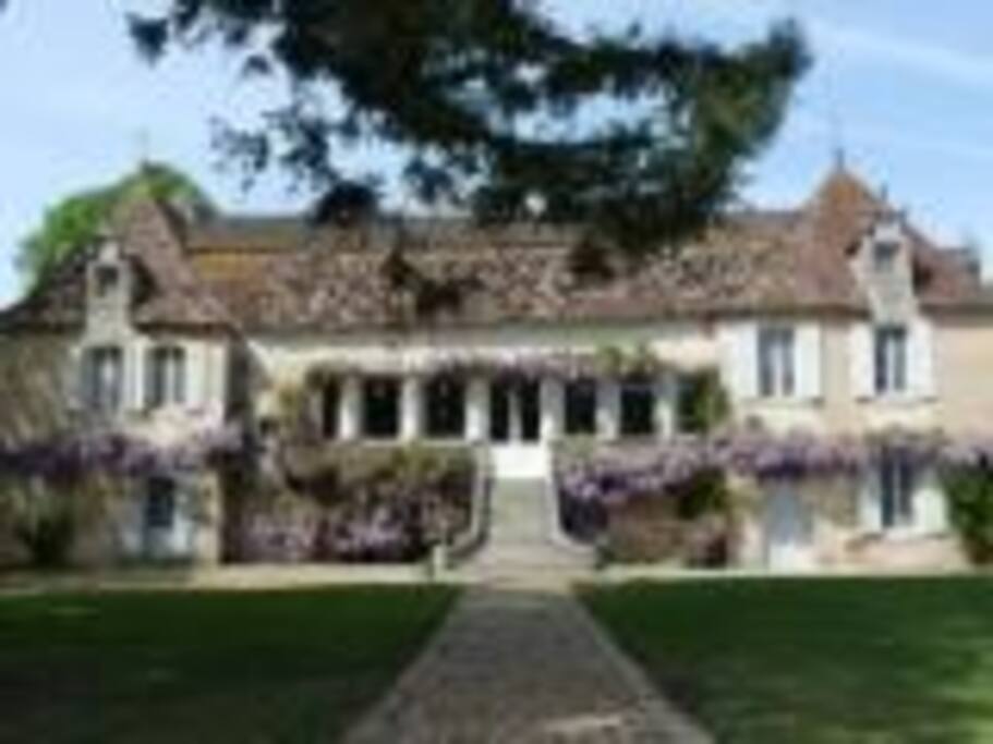Façade de la maison entière
Le Pavillon est à gauche