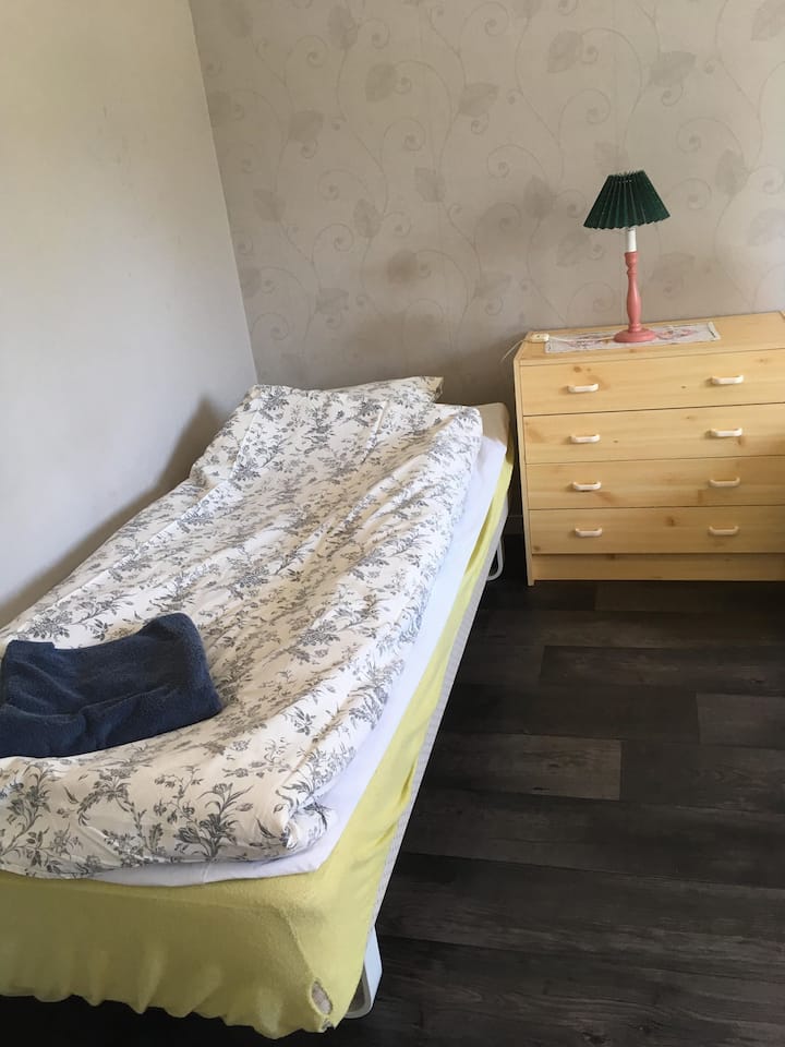 ¡Foto de una cama en la habitación doble!