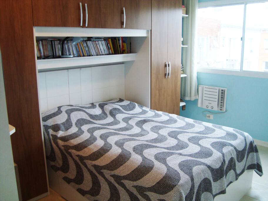 Quarto principal, com uma cama de casal