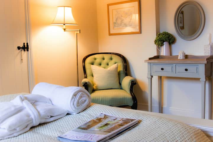 يأتي راحة الضيوف أولاً ، وأرواب الحمام الناعمة والمناشف