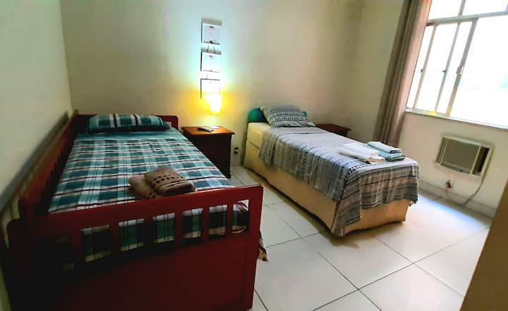 Ერთადგილიანი ოთახი კონდიციონერით, ჭერის ვენტილატორით, 2 ორადგილიანი საწოლითა და სმარტ-ტელევიზორით. Იძინებს 4 ადამიანი.