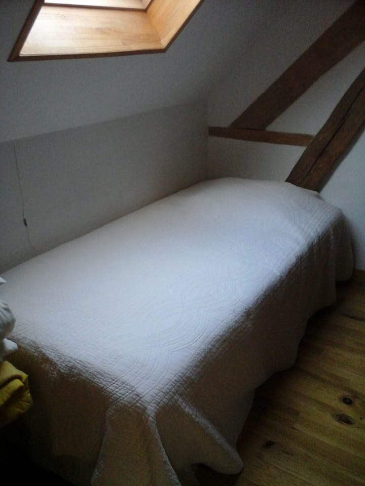 habitación abierta 
1 cama individual