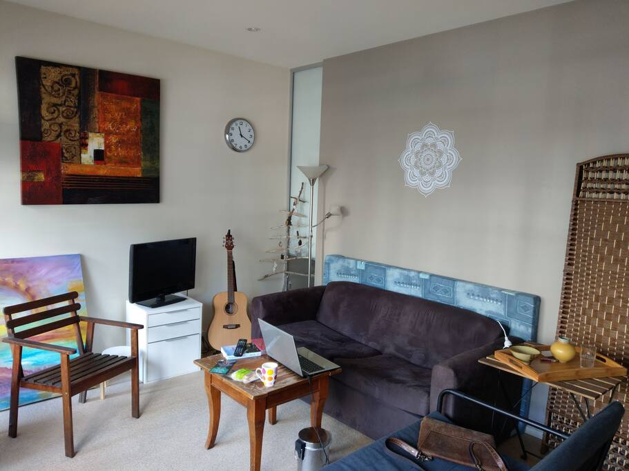 Comfy and hipsters' living room. look at that Mandala flower!