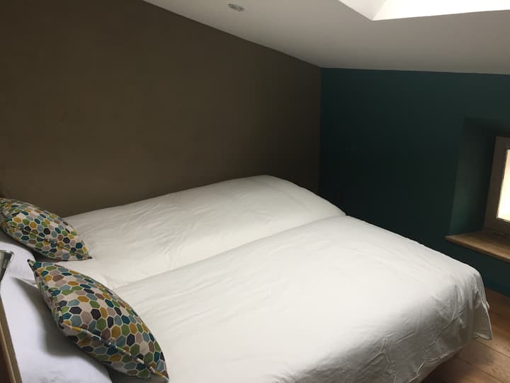 urobili sme druhú spálňu s dvoma samostatnými lôžkami.