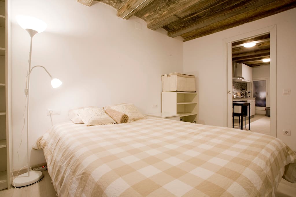 Cozy room with comfortable double bed.
