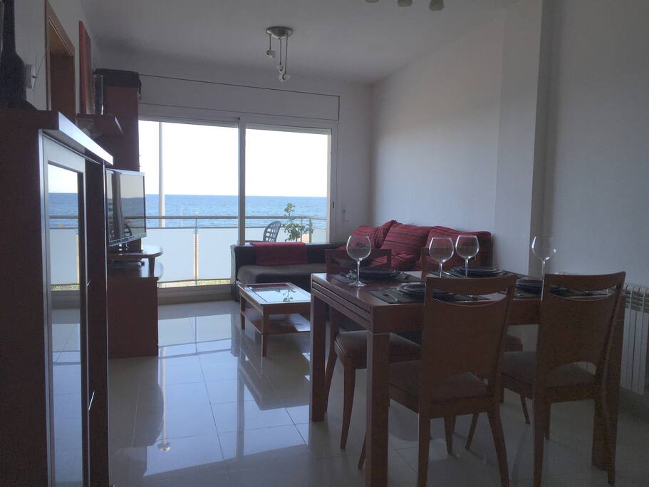 Salón con gran balcón frente al mar
(Dinning room with great balcony in front of the sea)