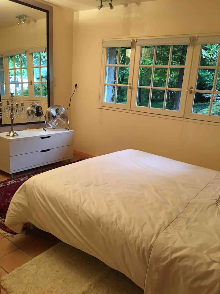 Un lit bien douillet dans une chambre decorée avec soin pour votre confort et avec vue sur le jardin. Un endroit intime et calme pour de bonnes nuits reparatrices ou pour les calins ! 