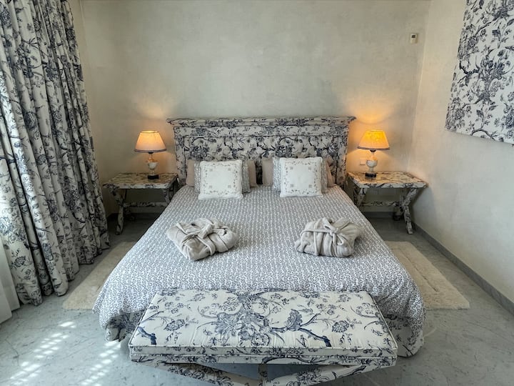 主卧室_加大双人床和套房浴室