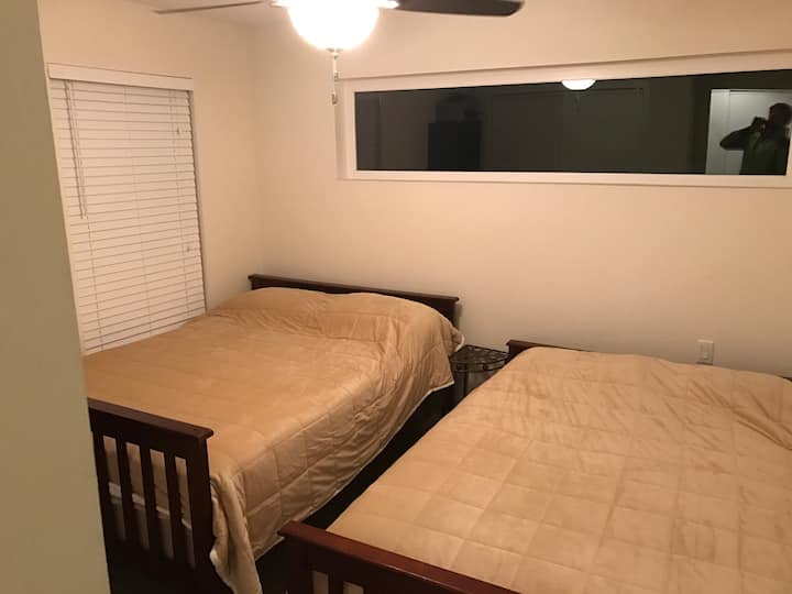 Dormitorio en la planta baja con 2 camas de tamaño completo