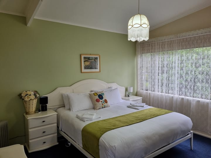 Chumba cha kulala cha pili - kitanda aina ya king (chumba kikubwa)  katika nyumba ya mbao ya vyumba 3 vya kulala