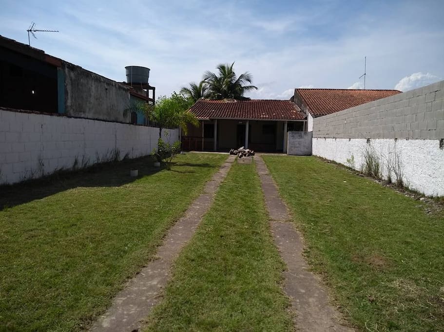 Entrada da casa, com quintal grande com capacidade para 5 carros.