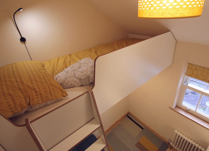 Bunkbed, ya juu kuliko kiwango. Pendekeza umri wa miaka 8+ au mtu mzima. 