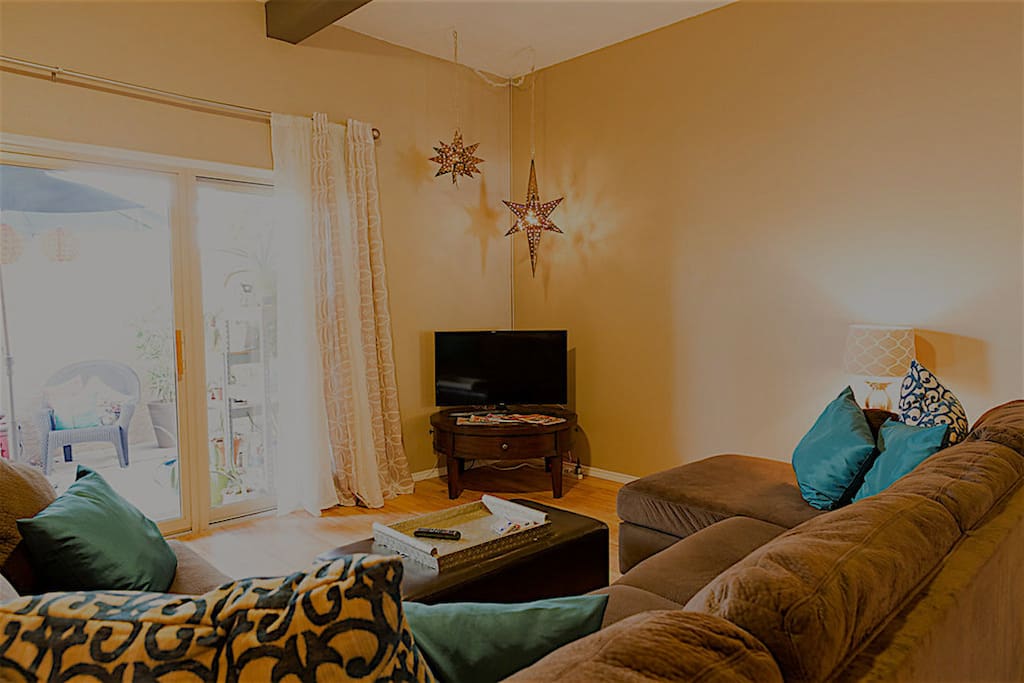 Living room with HDTV WiFi ready with local channels and Netflix.