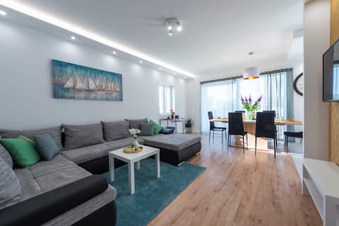 Stylish Penthouse , Bright & Stylish Flat for 5.