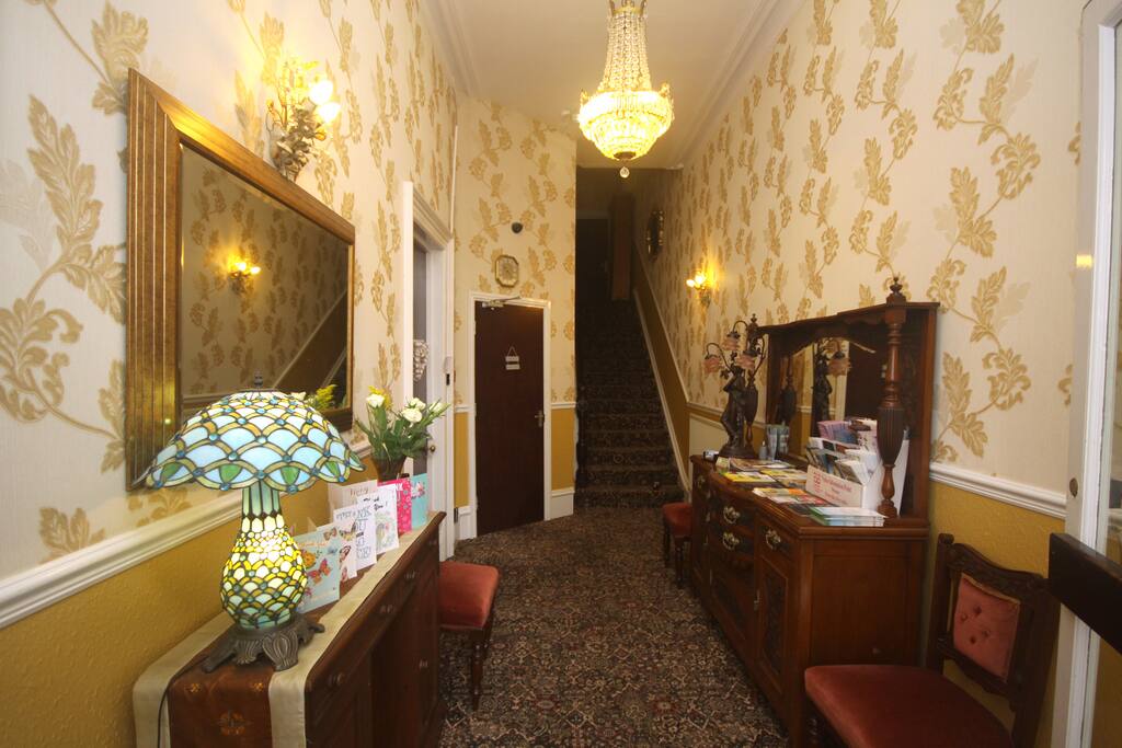 Hallway, door leads to 1a