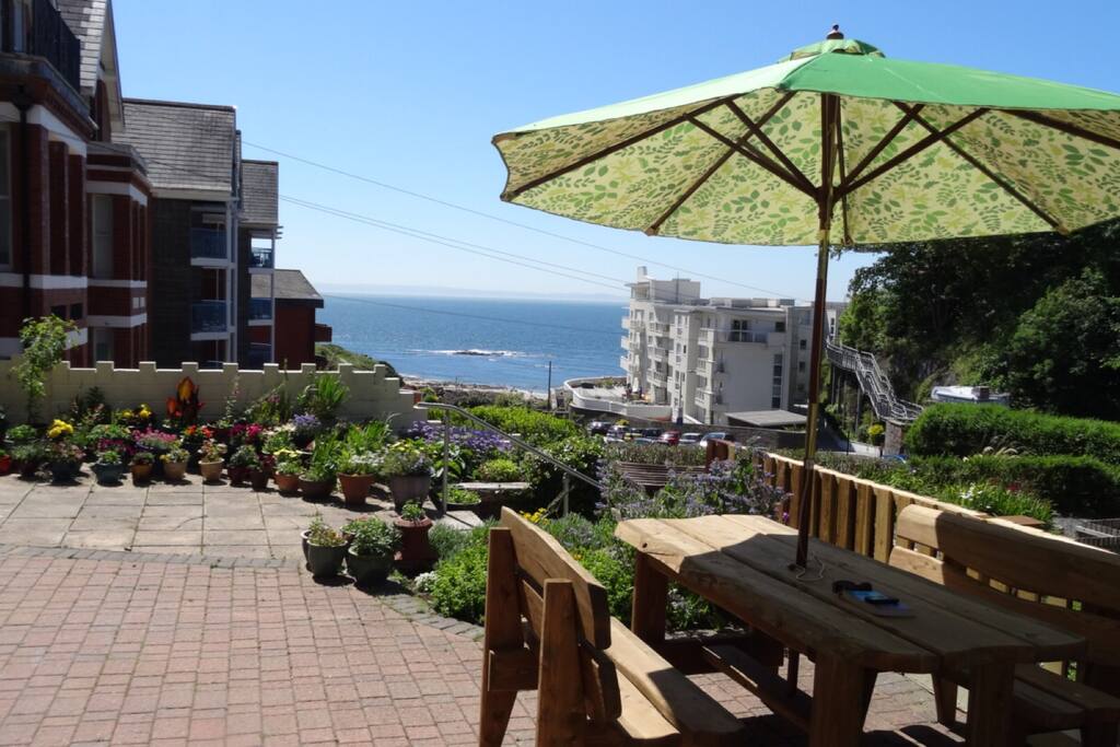 Large space to eat outside in the sun
