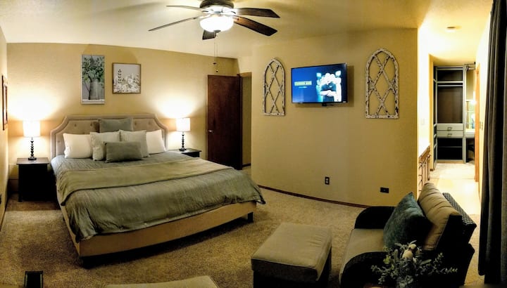 סוויטה ראשית: מיטת קינג סייז, פינת ישיבה, מקלחת גדולה, חדר ארונות ושידת איפור!