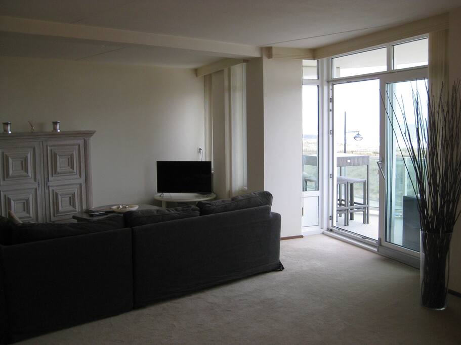 Light spacious livingroom with sliding door to the balcony