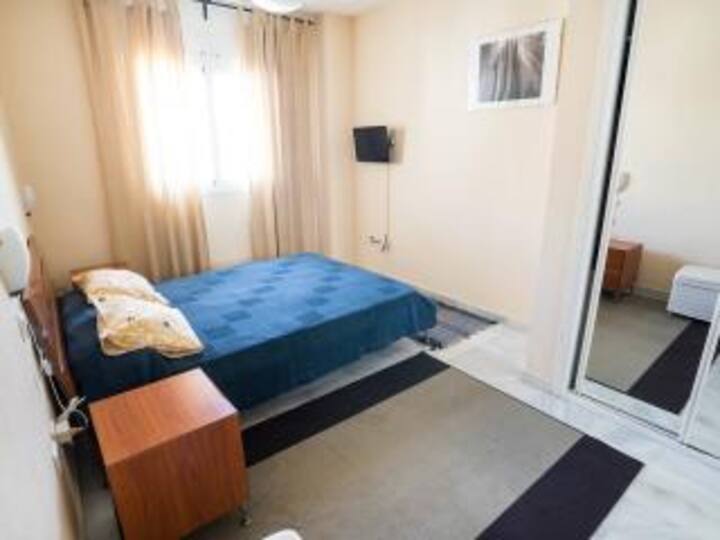 חדר שינה 1. מיטה 1.40, טלוויזיה וחדר רחצה פרטי. 
חדר שינה 1. מיטה 1.40 מ', טלוויזיה וחדר רחצה פרטי. 