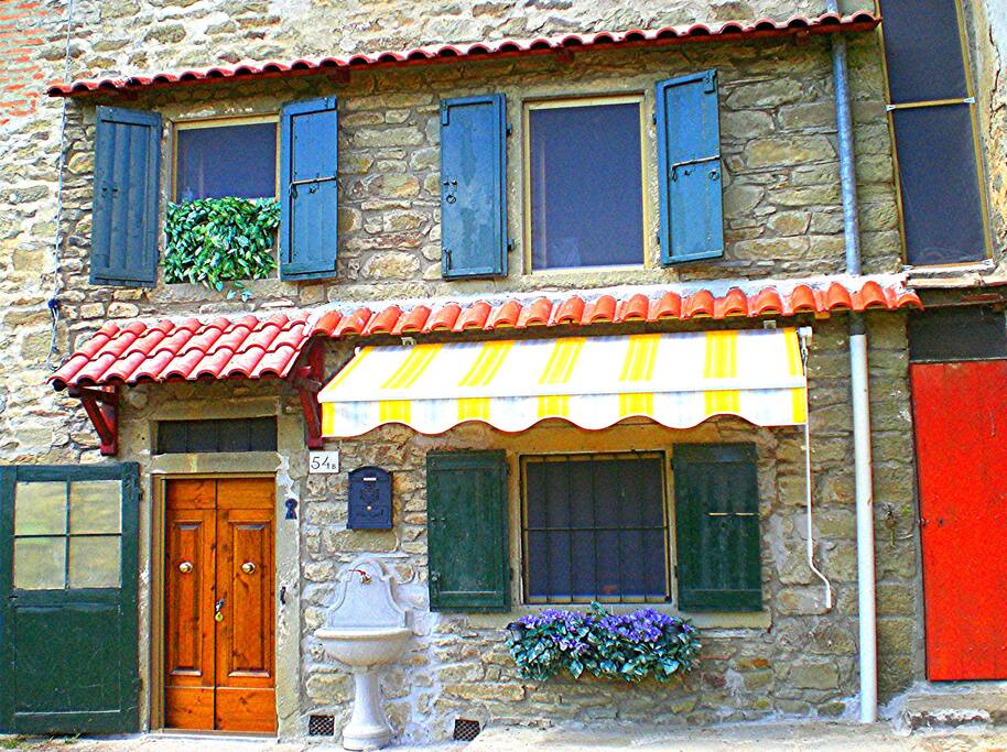 ingresso e fronte casa