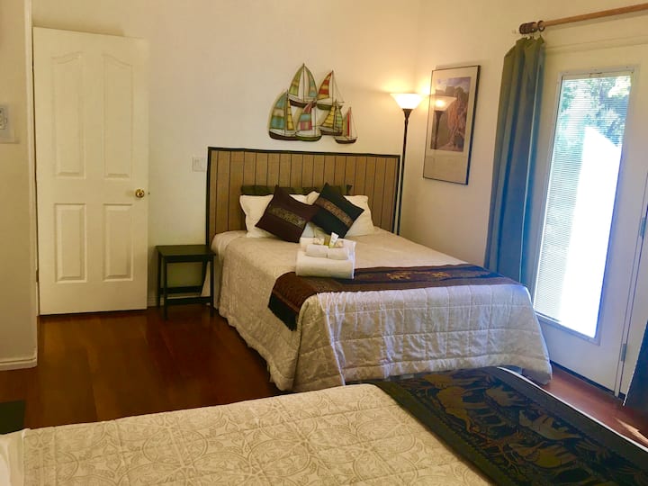 La camera da letto principale ha 2 letti queen-size e l'accesso a un patio ombreggiato
con pergolato.