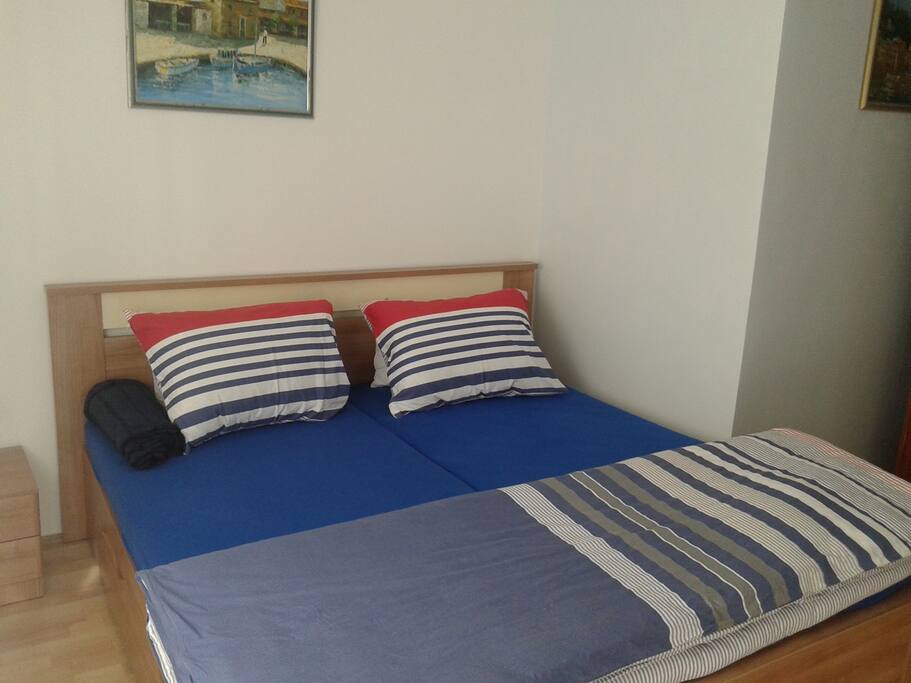 Komfortables Ehebett 1,80x2,00m und Garderobeschrank.