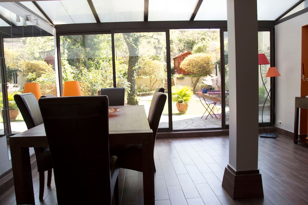 Salle à manger véranda donnant sur le jardin (-1 ét.)