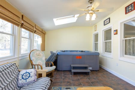 Beach House w Jacuzzi & Fireplace, no cleaning fee