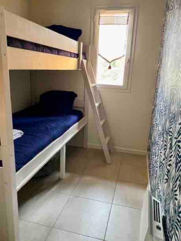 غرفة 3 مجهزة بسريرين مفردين 90*190 سم، وسرير مظلة قابل للطي وتخزين متعلقاتك الشخصية.

--- 

داخلي --- غرفة نوم رقم3 مجهزة بسريرين بطابقين مفردين 90*190 سم، وسرير وتخزين لمقتنياتك الشخصية.