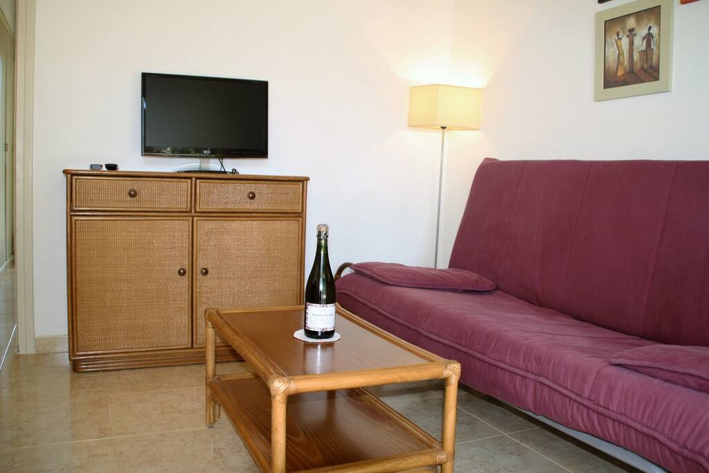 Salón comedor con botella de cava