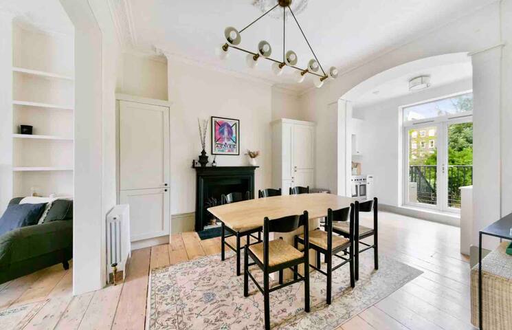 Stunning London Home, IDEAL location gallery image 2
