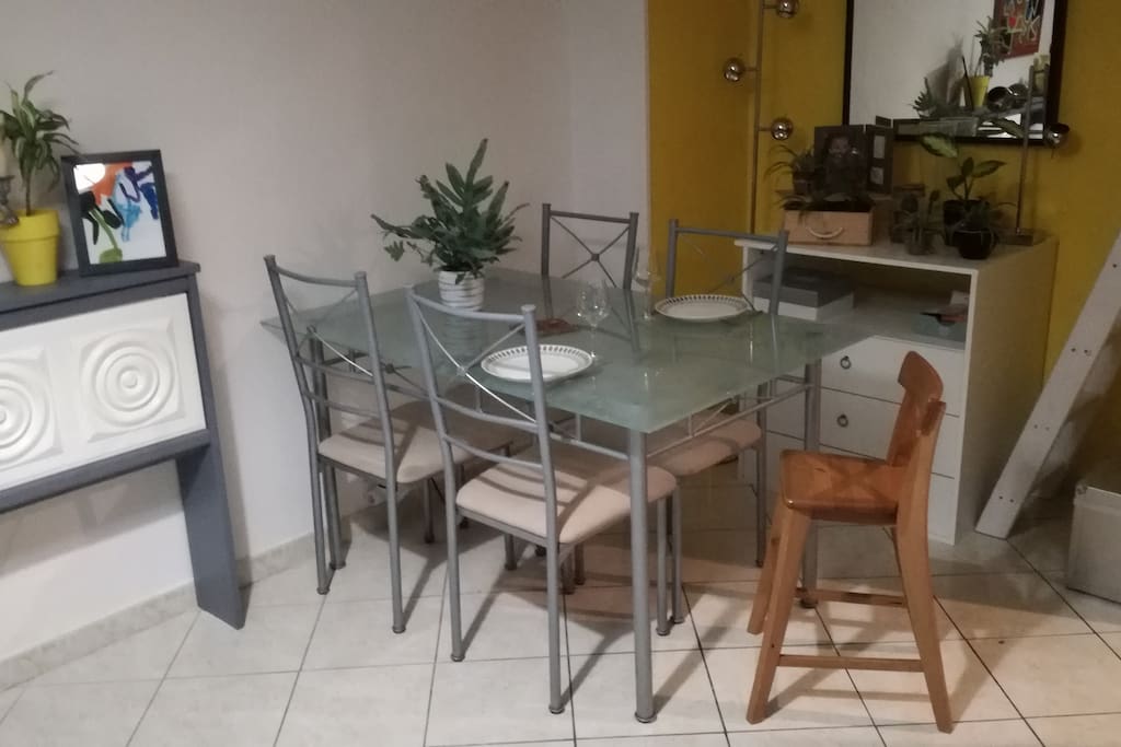 Le salon - salle à manger composé d'un coin salon (1 canapé et 2fauteuils), un coin repas (table 4 personnes) et d'un bureau.