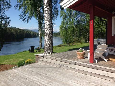 Idyllic country house, jetty & beach at the river