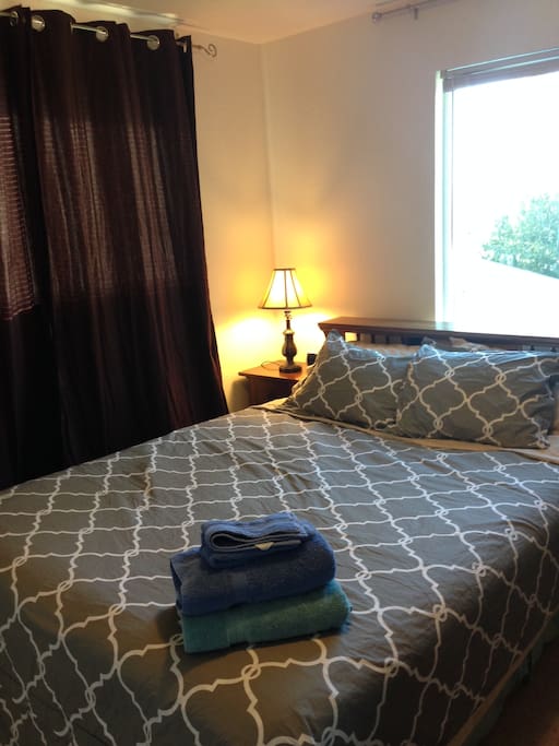 Queen size bed that sleeps 2