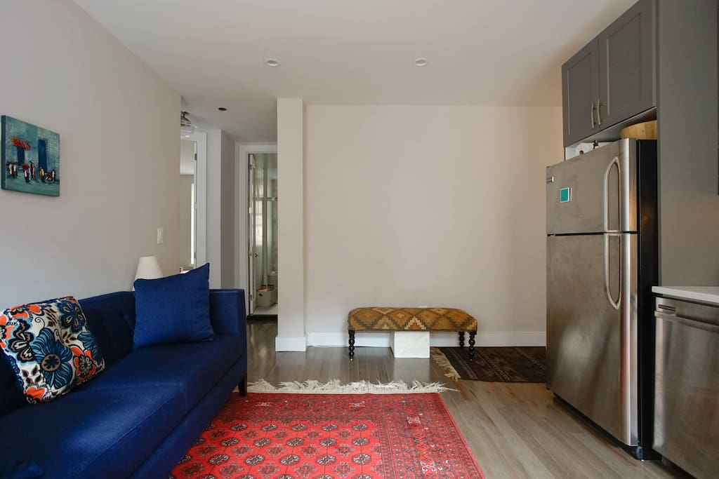 Modern Living room with Afghani rugs. Sunny, beautiful and green street views. Ethiopian paintings. Bar table for breakfast, reading and conversations.