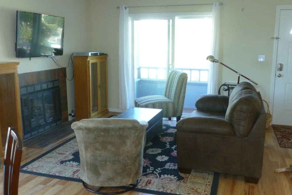 Living room with large TV, balcony and WiFi Internet access.