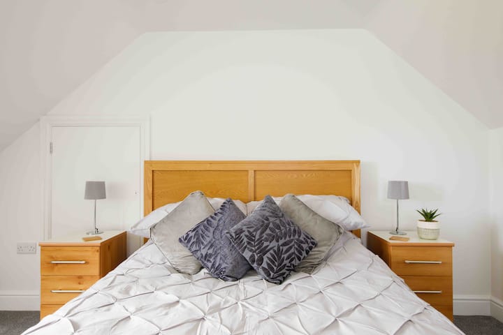 Chumba cha kulala cha kijivu 3, vyumba vyote viwili vina taulo 2 za kuogea na mashuka 2 ya kuogea.