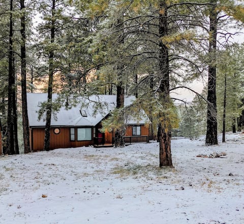 5BR Flagstaff Cabin • Deck • Games •1 Acre• Hiking