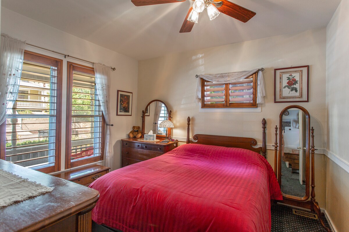 1st Bedroom W/Adjustable Queen Savant Everfeel mattress Bed and 32 inch TV