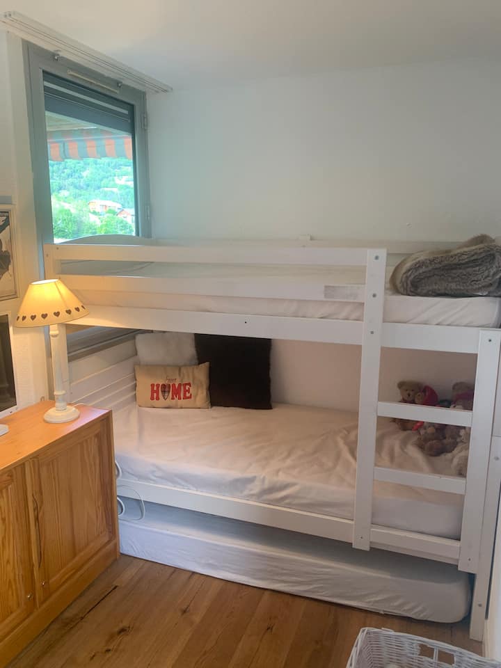 חדר עם 3 מיטות ונוף למסלול עם טלוויזיה