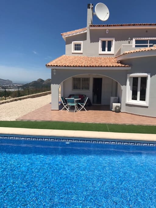 Pool & naya (covered terrace)