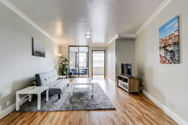 Downtown Condo with a Beautiful View & Rooftop