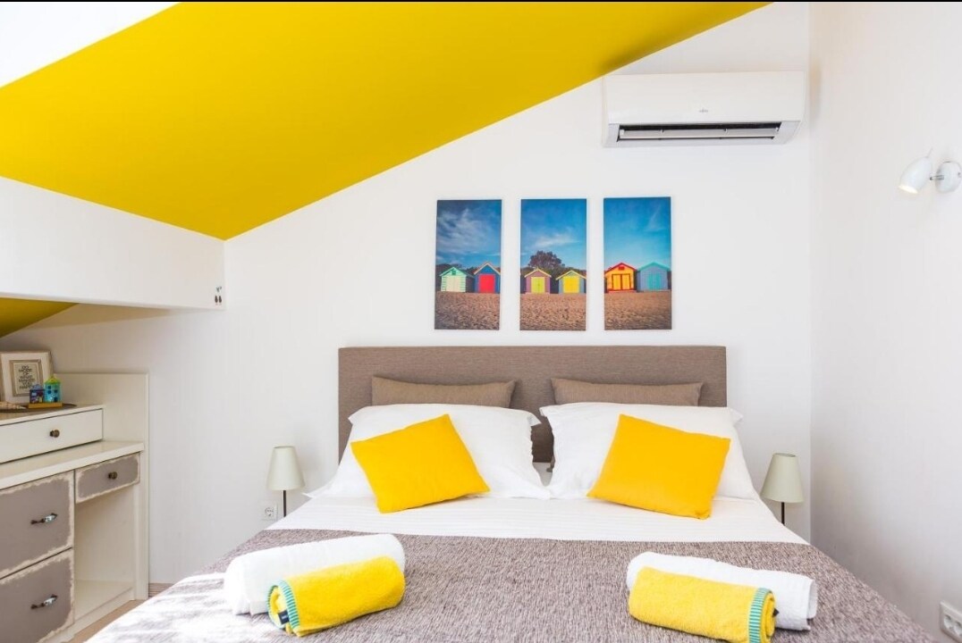 Тази стая може да бъде и работно място, тъй като бюрото отляво е издърпано и се превръща в работна маса