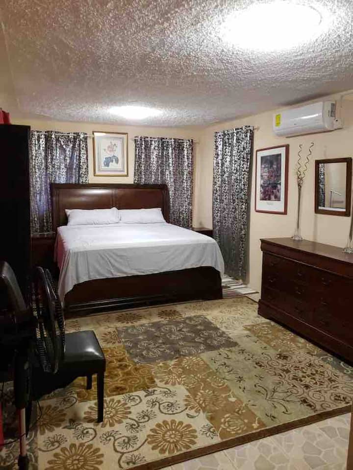 מאוד חמים ואקלקטי. חלונות בכל מקום, ובכל זאת, מאוד פרטיים