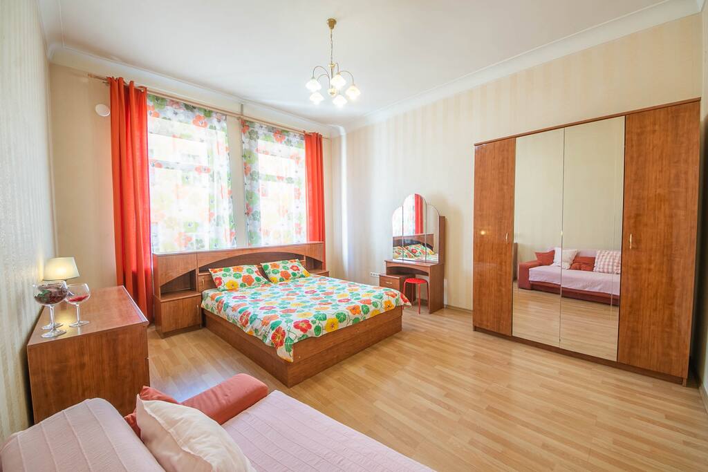 Lockable bedroom with a full-size double bed / Спальня с полноценной двуспальной кроватью