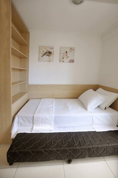 Cama solteiro e cama extra.